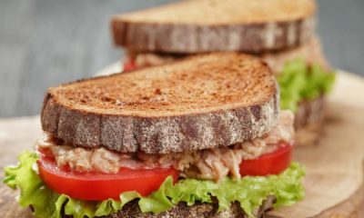 Сэндвич из черного хлеба с помидором и листьями салата