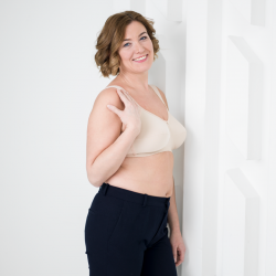 Бюстгальтер в классическом стиле с эффектом атласа. Чашечки из микрофибры Застежка сзади. DIANA 57 255 Цвет: телесный | Размер: 105