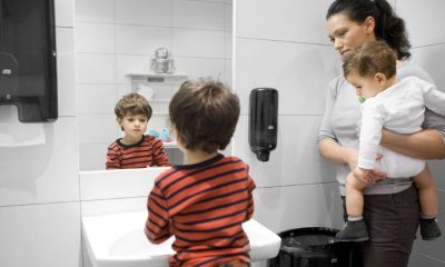 35 процентов детей в России отказываются от посещения туалетных комнат в школах