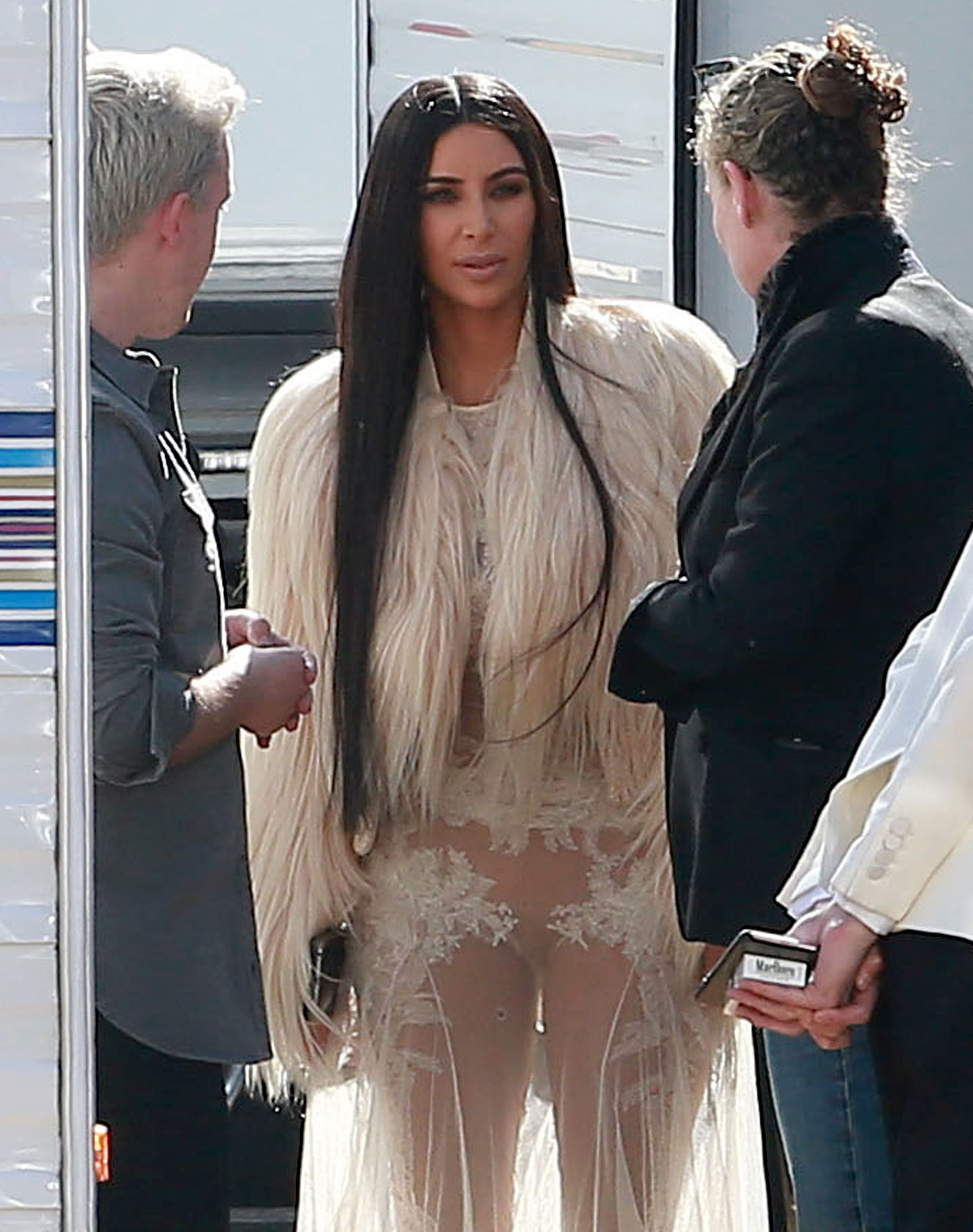 Фото Ким Кардашьян (Kimberly "Kim" Kardashian) в прозрачном плать...