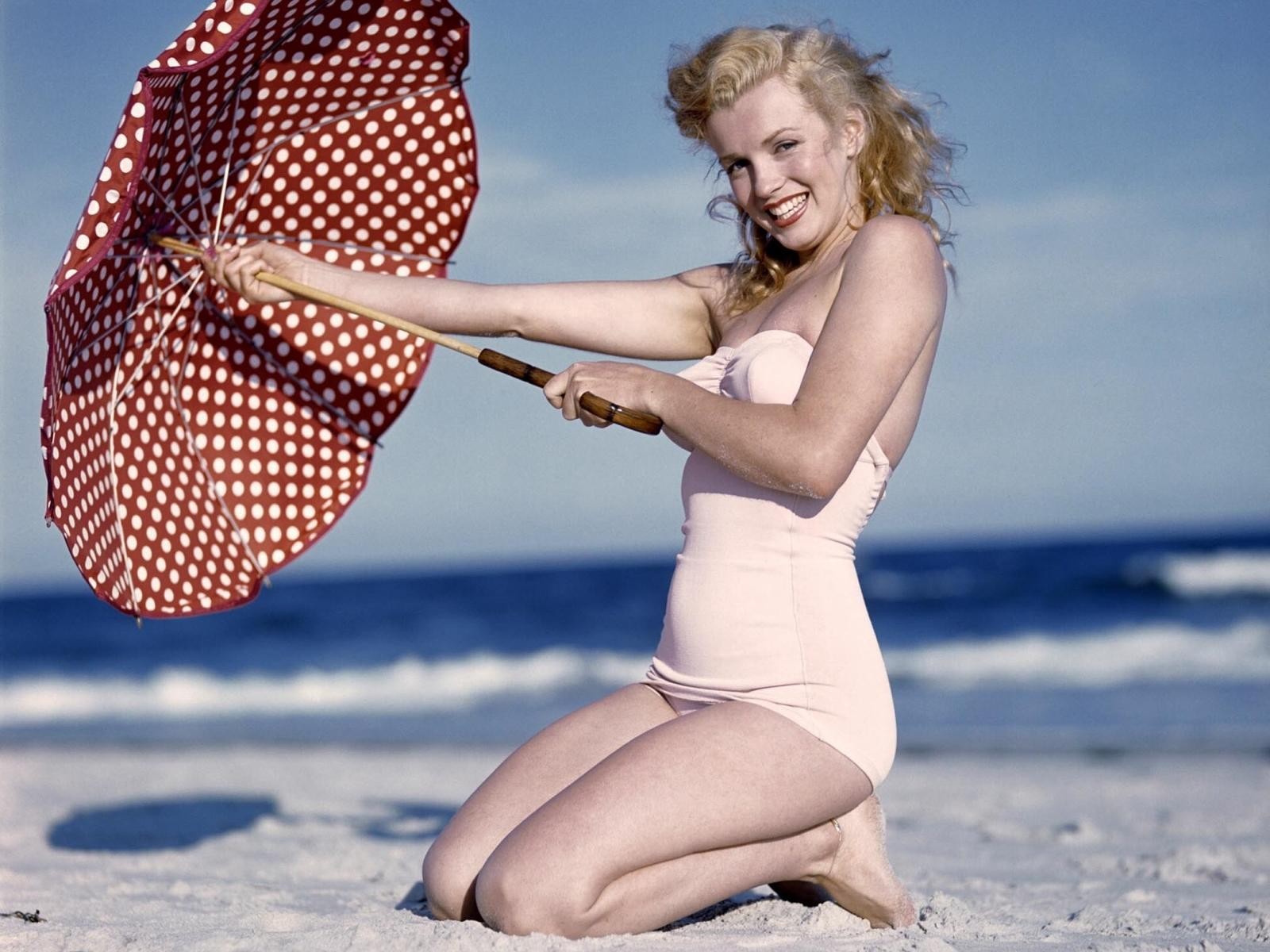 Мэрилин Монро на пляже (фотография 1953 года)