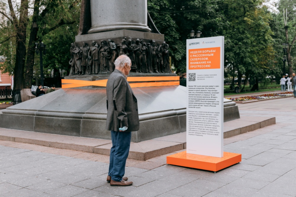 Оранжевые ленты на памятниках Москвы