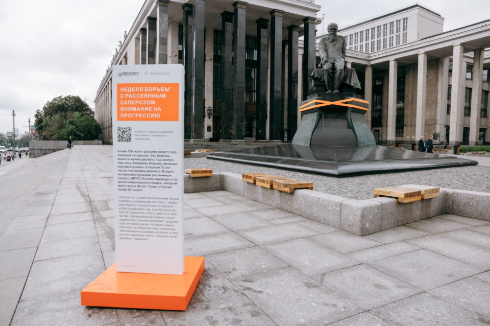 Оранжевые ленты на памятниках Москвы