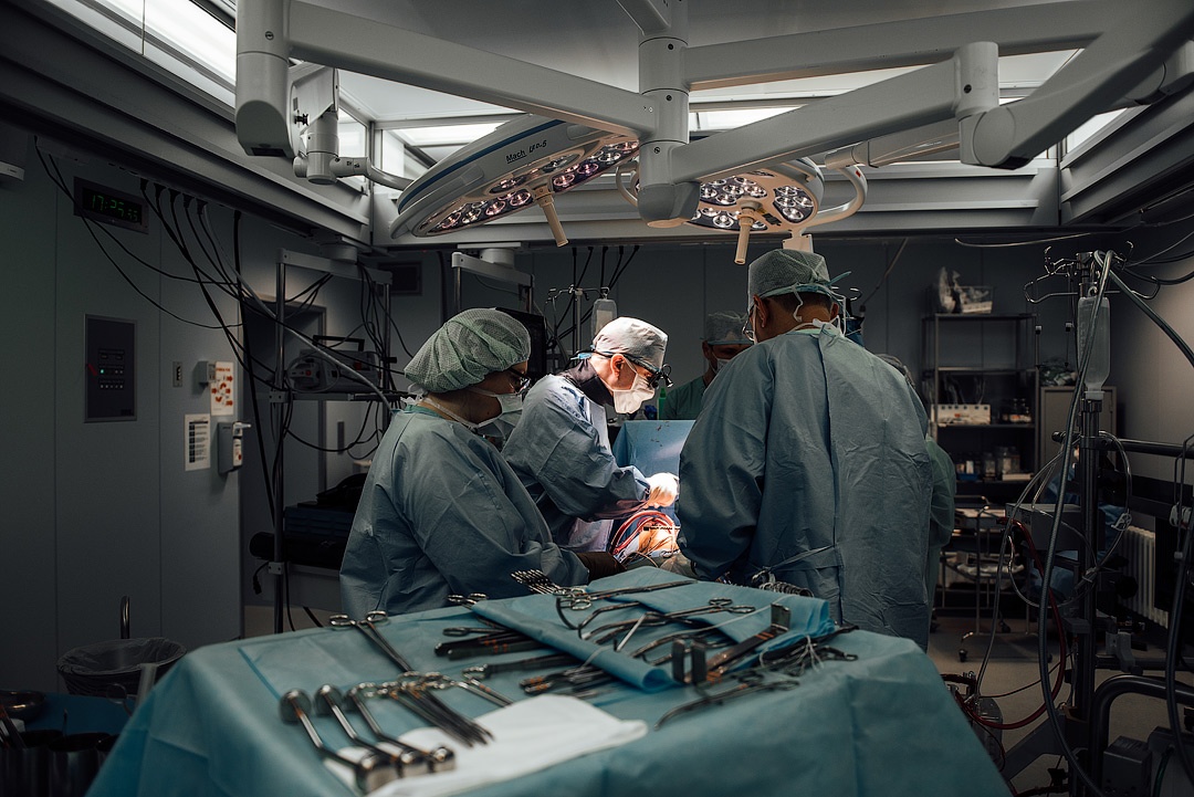 В Центре Мешалкина выполнили уникальную в мировой хирургической практике малотравматичную операцию 36-летнему пациенту