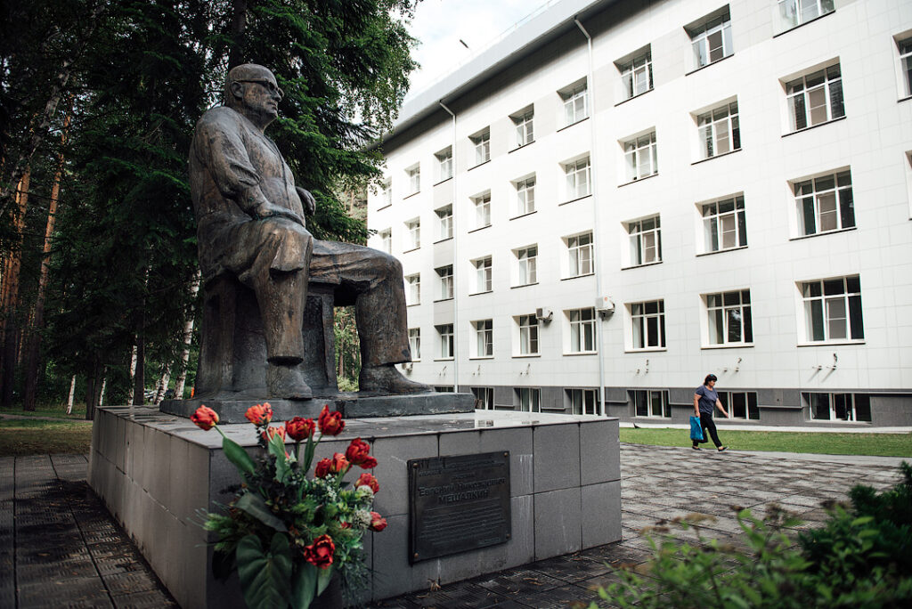 НМИЦ им. ак. Е.Н. Мешалкина Минздрава России отмечает 65-летие