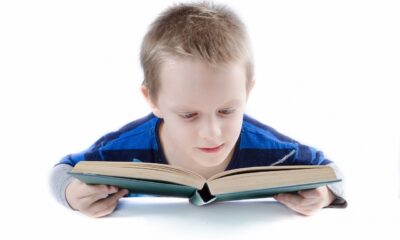 Ребенок читает книгу Учеба