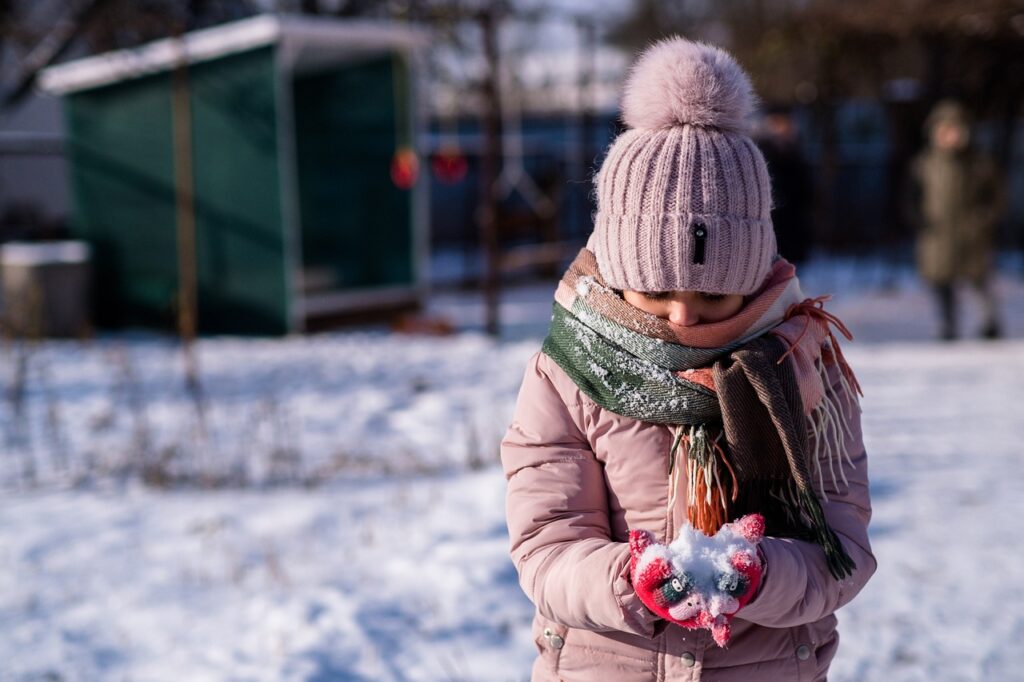 Ребенок Девочка Зима Прогулка Снег