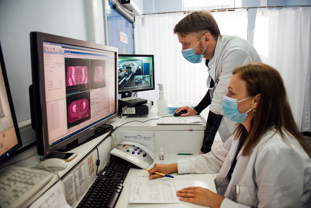 Радиотерапевты НМИЦ Мешалкина за работой 1