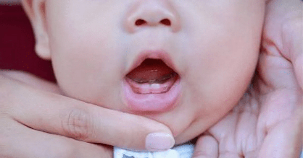 Ребенок режутся зубы