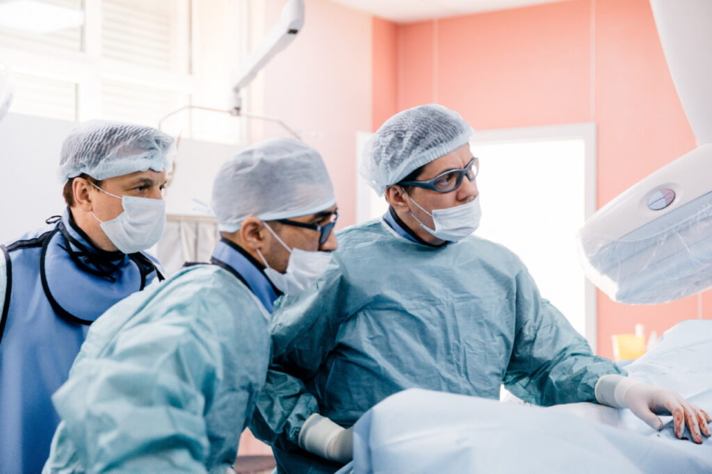 Сердечно-сосудистый хирург Крестьянинов О.В. во время операции