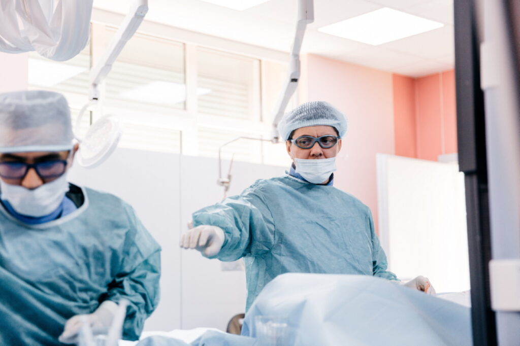 Сердечно-сосудистый хирург Крестьянинов О.В. во время операции (2)