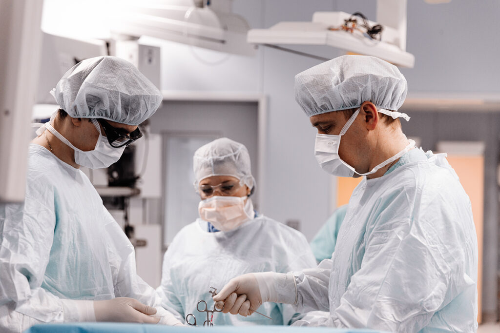 Хирург Максим Никитин во время операции. НМИЦ Мешалкина