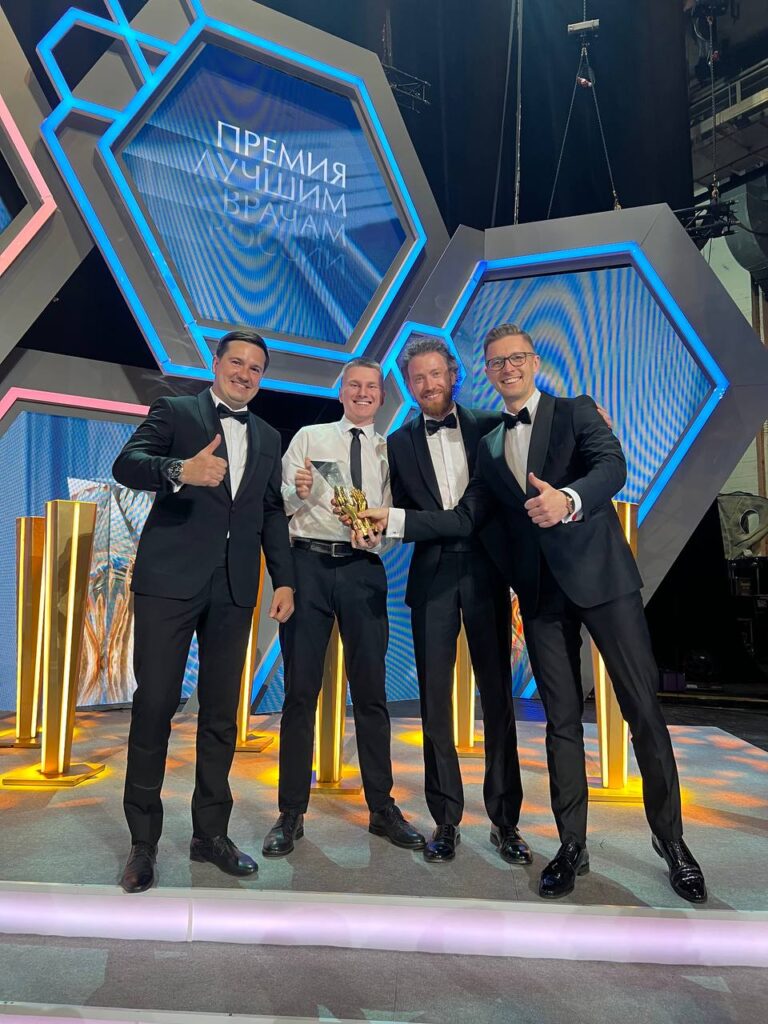 Бригада Мешалкина с организатором Премии