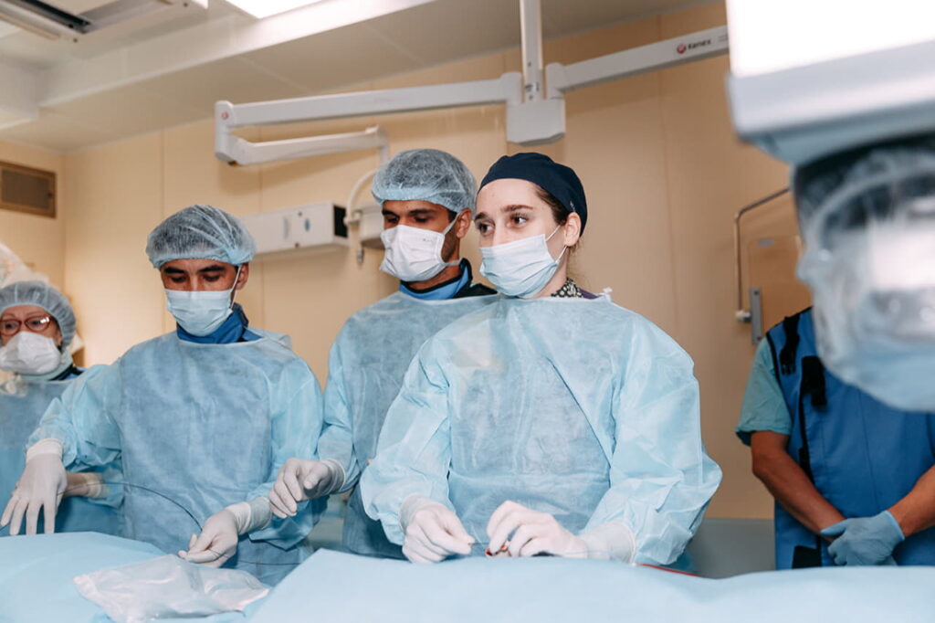 Хирурги Центра Мешалкина спасли новорожденного малыша с редкой сосудистой патологией (2)