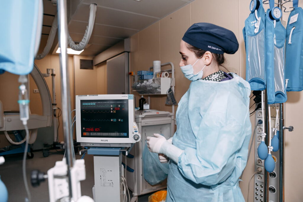 Хирурги Центра Мешалкина спасли новорожденного малыша с редкой сосудистой патологией (4)