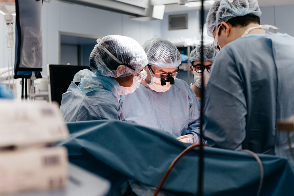 НМИЦ Мешалкина. Хирург А.А.Карпенко в операционной