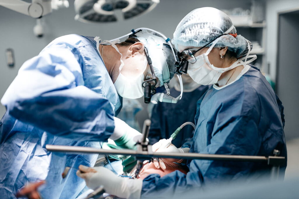 НМИЦ Мешалкина. Операция по протезированию аорты. Хирургическая бригада под руководством Дмитрия Сироты