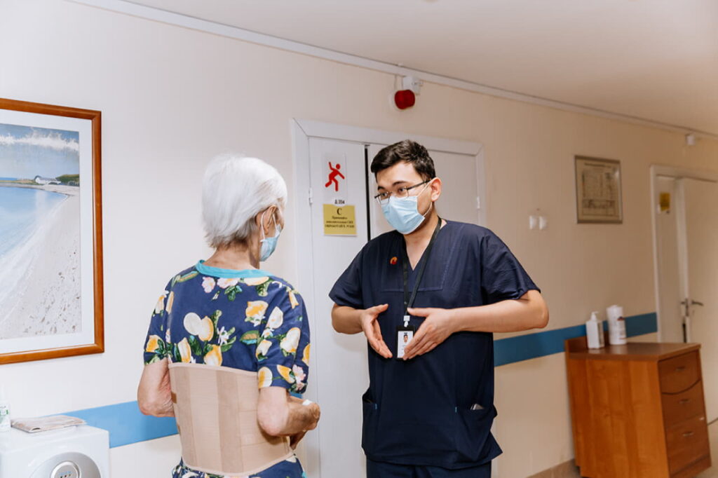 НМИЦ Мешалкина. Пациентка с лечащим кардиологом перед выпиской.