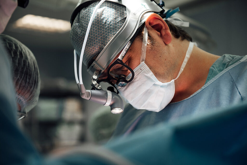 НМИЦ Мешалкина. Детский кардиохирург Алексей Архипов в ходе операции