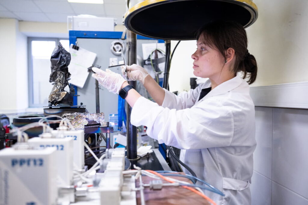 Ученые НИТУ МИСИС повысили эффективность антибактериальных повязок для хронических ран