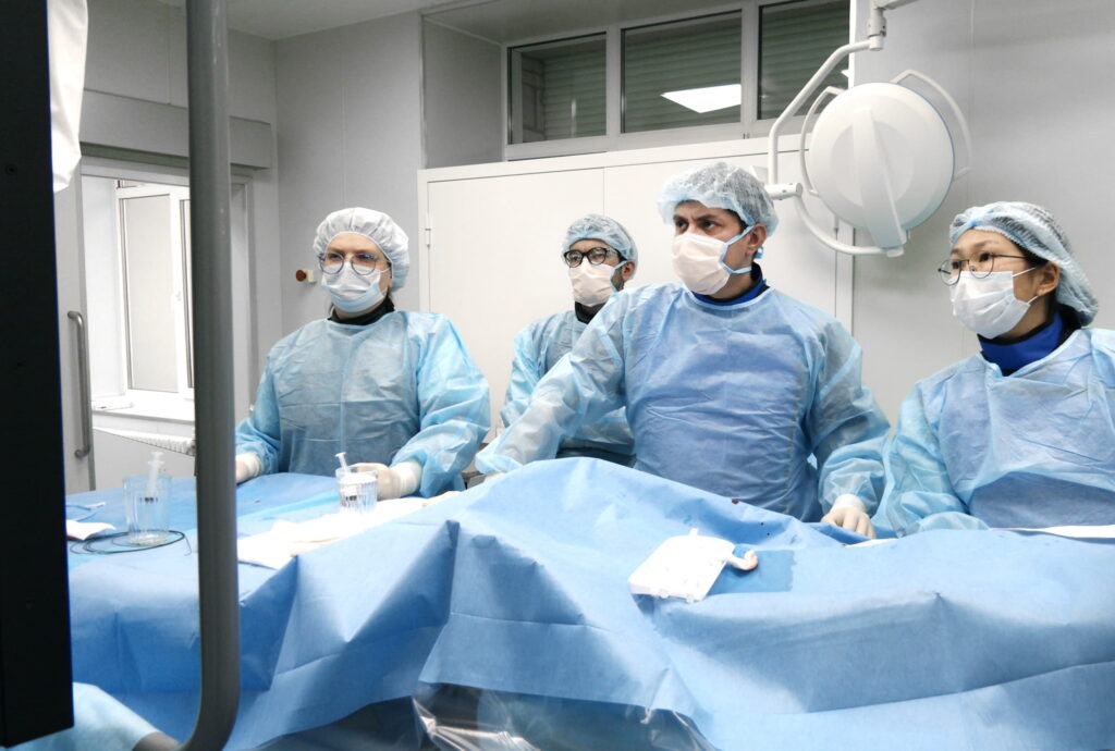 НМИЦ им. Е.Н.Мешалкина. Оперирует ДМН Олег Крестьянинов