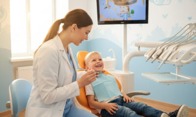 Детский стоматолог осматривает маленького пациента