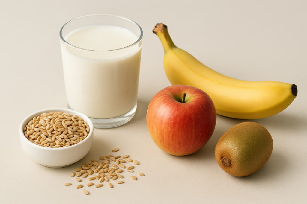 Стакан кефира, зерна клетчатки и фрукты