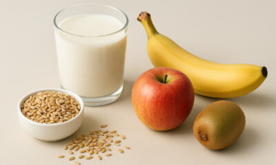 Стакан кефира, зерна клетчатки и фрукты