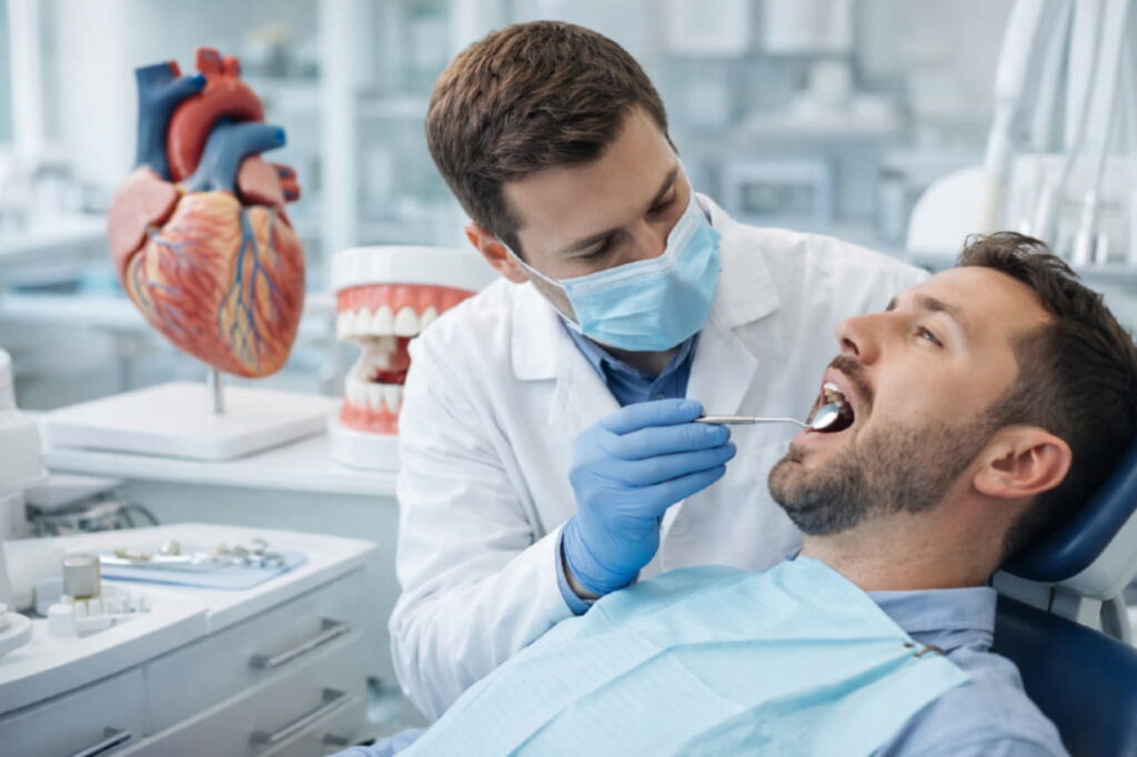 Современный стоматологический кабинет, врач осматривает пациента