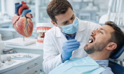 Современный стоматологический кабинет, врач осматривает пациента