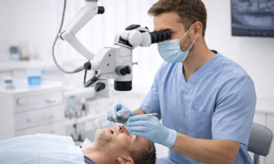 Стоматологическое кресло, врач проводит лечение корневых каналов под микроскопом