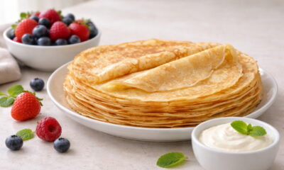 Блины с ягодами и сметаной