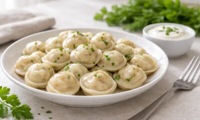 Тарелка с варёными пельменями