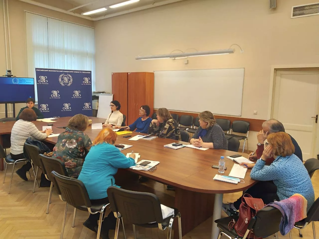 Москвичам старшего поколения разъяснили правовые основы самозанятости и правила финансовой безопасности при работе с банковскими картами