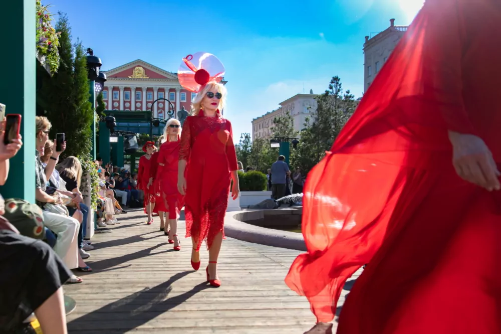 Участники «Московского долголетия» на Московской неделе моды